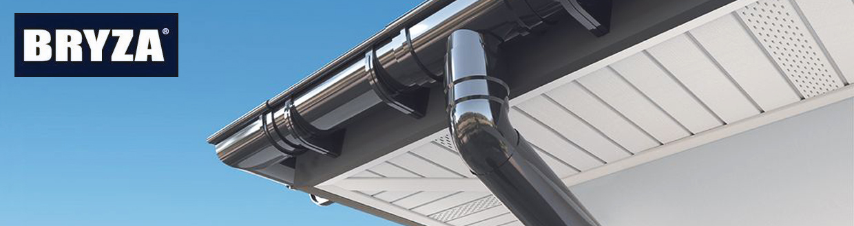 Weiße BRYZA Dachuntersichten in Kombination mit schwarzem Dachrinnensystem