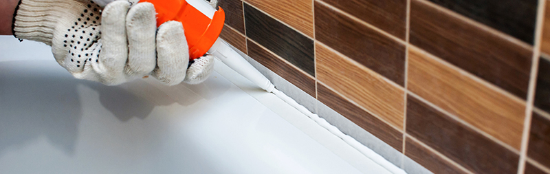 Silikonauftrag im Bad